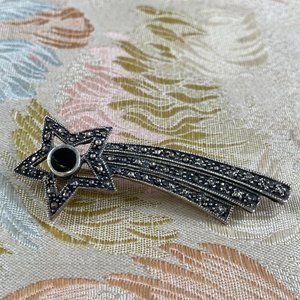 Lovely vintage shooting star brooch with small glass gem and marcasite contrail